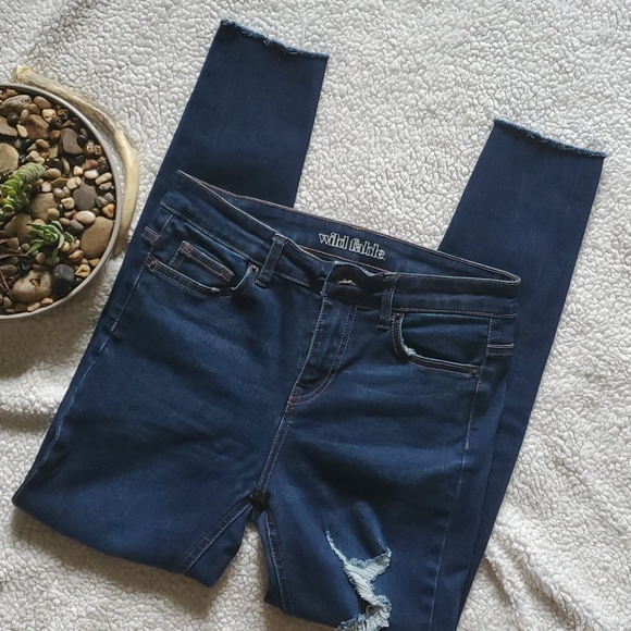 💥SOLD💥 Skinny distressed jeans sz. 4 - Picture 3 of 6